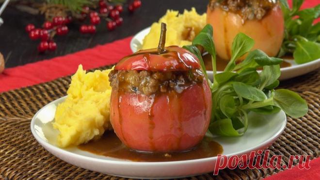 Яблоко, фаршированное утиной грудкой для рождественской еды