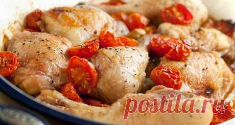 Курица, запеченная в духовке, с горчичный вкусом 119 ккал 100г

Ингредиенты: 

Бедра цыпленка без кости - 500 г
Помидор - 1-2 шт
Лук репчатый - 1 шт
Чеснок - 1 зубчик
Горчица - 1 ст.л.
Соль, черный молотый перец
Оливковое масло

Понадобится: 
- Духовка, разогрейте до 180 градусов
- Горшочек или форма для запекания, смажьте изнутри слегка маслом

1. Куриные бедрышки обсушите бумажным полотенцам, нарежьте на крупные кусочки и выложите в горшочек. 
2. Лук и чеснок очистите и ...
