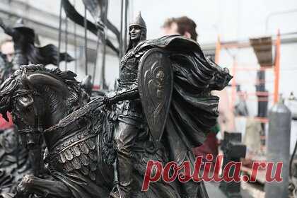 На берегу Чудского озера появится памятник Александру Невскому и его дружине. В 2021 году ко дню рождения князя на берегу Чудского озера появится памятник Александру Невскому и его дружине. Его возведением занимается скульптор Виталий Шанов. Монумент установят в деревне Самолва Псковской области — именно там в 1242 году произошло знаменитое Ледовое побоище.