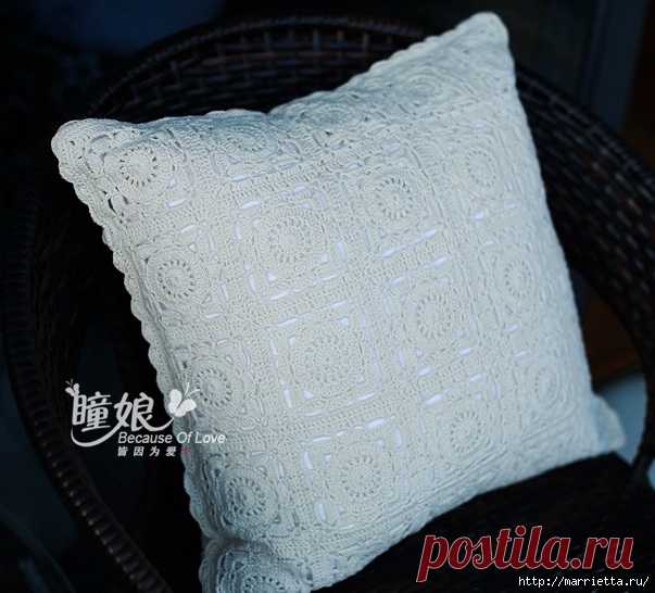 Белая подушка крючком квадратными мотивами. Схема