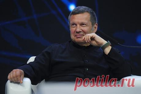 Соловьев ответил на призыв Панина плюнуть ему «в рожу». Телеведущий Владимир Соловьев на ответил на призыв актера Алексея Панина заплатить за плевок ему «в рожу». Он заявил, что «замечательный артист» Панин давно умер. «Зато возродился как извращенец», — добавил Соловьев, после чего показал фрагмент интервью актера украинскому журналисту Дмитрию Гордону.