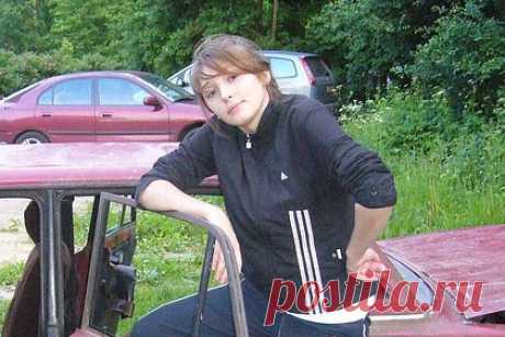 Ивлеева показала прежнюю внешность на старых фото. Телеведущая и блогерша Анастасия Ивлеева показала прежнюю внешность на старых фото. Так, 32-летняя инфлюэнсерша на одном из размещенных кадров предстала у кузова сломанной машины во вьетнамках, синих спортивных штанах и черной кофте. При этом ее волосы имели коричневый оттенок.