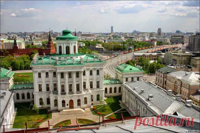 Pashkov House became one of the symbols of Moscow. Artists write him paintings, engravings, with his image printed postage stamps, postcards, boxes and candy wrappers. His rich and beautiful history in detail, we not only hear, but also see the inside, going for an hour in the yard and the halls of the "aristocrat and worker", "most elegant buildings of Russia."