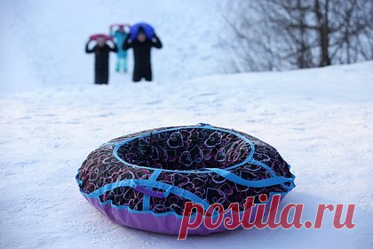 Три школьника в Петербурге решили покататься на тюбинге и попали в больницу. В Санкт-Петербурге три школьника решили прокатиться на тюбинге и попали в больницу. Об этом сообщает «Фонтанка». Первый инцидент произошел в Орловском парке. Девятилетняя жительница Стрельны ударилась спиной во время катания. Ее доставили в детскую горбольницу № 1. Туда же попал 12-летний мальчик.