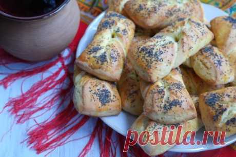 Пышки на сметане
Ингредиенты
Мука пшеничная - 400 - 450 г
Сметана - 250 г
Яйцо - 3 шт (2 шт - в тесто, 1 -для смазывания изделий)
Сахар - 4-5 ст.л.
Сода - 1/4 ч.л.
Соль - щепотка
Мак для посыпания пышек
Сметану смешать с содой, солью, сахаром и 2 яйцами. Растереть смесь до однородности. 
Понемногу всыпать просеянную муку…
Замесить очень мягкое тесто. При этом оно не должно прилипать к рукам. При необходимости количество муки можно увеличить или уменьшить.
Тесто раскатать в пласт толщиной 5-