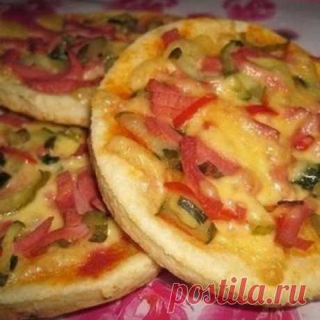 РЕЦЕПТ ТВОРОЖНЫХ ЛЕПЕШЕК С СЫРОМ, КОЛБАСОЙ И МАРИНОВАННЫМ ОГУРЦОМ