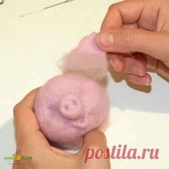 Розовый поросенок своими руками. Валяем из шерсти.