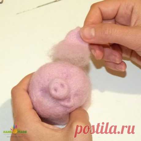 Розовый поросенок своими руками. Валяем из шерсти.