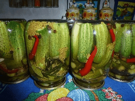 МАРИНОВАННЫЕ ОГУРЦЫ С СЕМЕНАМИ ГОРЧИЦЫ 
 
Огурцы помыть отрезать кончики и залить на пару часов водой.Подготовить пряности зонтики укропа,листья хрена,листья смородины,​веточки тархуна,зубчики чеснока.
Заполнить банки с огурцами,положить зубчики чеснока,один сладкий перчик,десертную ложку горчицы,душистый перец горошком,веточку укропа,веточку тархуна,лист смородины,лист хрена.Залить кипятком,дать постоять 10 минут,слить.
Маринад: на 3 литра воды 
3 столовых ложки соли,
6 столовых ложек сахара