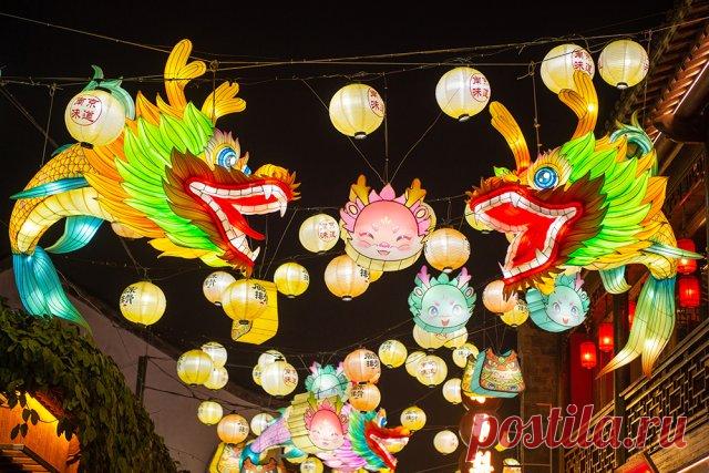Украшенные улицы в китайском Нанкине. Улицы в культурно-историческом районе Лаомендун в Нанкине украсили фонариками.
