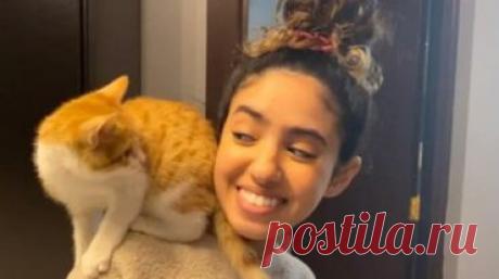 Месяц назад Нада возвращалась домой с работы. Внезапно ее внимание привлек котёнок, который сидел прямо у края моста. Девушка остановила машину, понимая, что должна спасти «мальчика».