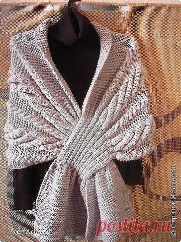 Оригинальный шарф-накидка. Описание и схемы вязания
Очень понравилась модель шарфа-накидки. Такой шарф может быть очень нужной вещью в Вашем гардеробе.
Мастер-класс от рукодельницы Натальи из Соликамска:
Набрала 52 петли и связала платочной вязкой — все ряды лицевыми- 25 см.
В последнем ряду платочной вязки прибавила равномерно 24 петли (всего стало 76 петель), провязала ещё рядок лицевыми и разделила вязание на две дополнительные спицы, т.е. четные петли на одной, нечётны...