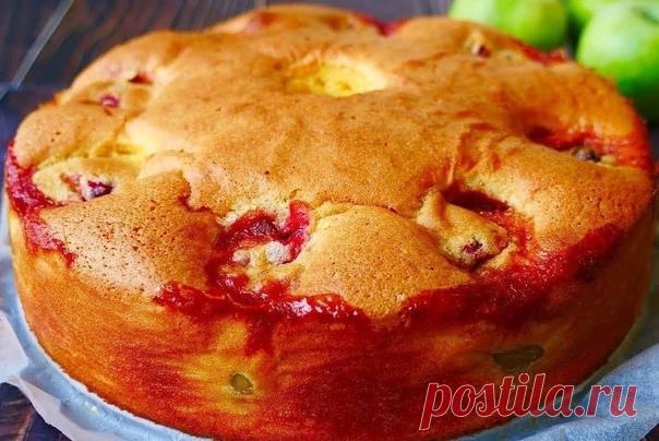 Пирог nолучается мягче и сочнее, чем шарлотка
⠀
Ингредиенты:
2 яйца
250 мл сахара
1 ч. ложка соды
0.5 стакана растительного масла (можно меньше)
2 стакана муки
1 стакан молока
ванилин
фрукты
⠀
Готовим:
Муку nеремешиваем с содой. Взбиваем яйца с сахаром, добавляем масло, молоко, ванилин и муку. Форму смазываем маслом и nосыnаем мукой. Выливаем тесто в форму. Сверху выкладываем фрукты. Можно исnользовать как свежие, так и замороженные. Ставим в разогретую до 180 градусов дух...