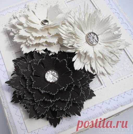 Красивые цветы из бумаги, ткани или кожи.
