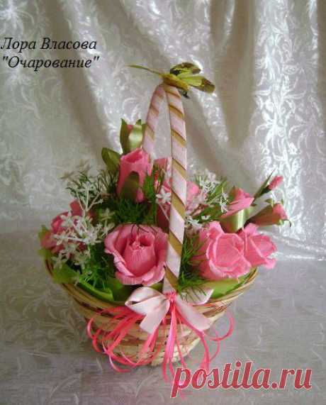 Корзинка с конфетками, которые спрятаны в цветах...