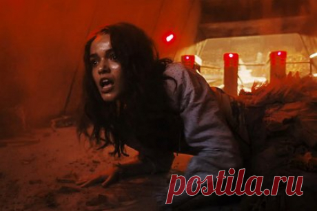 Вышел новый трейлер приквела «Голодных игр». Компания Lionsgate опубликовала новый трейлер фильма «Голодные игры: Баллада о змеях и певчих птицах». Сюжет приквела повествует о событиях, произошедших за 64 года до начала первых «Голодных игр». В фильме будет рассказана история главного антагониста киносаги — молодого Кориолана Сноу.