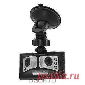 xDevice BlackBox-55 видеорегистратор - xDevice BlackBox-55 имеет совмещённые камеры, развёрнутые относительно друг друга на 90, что позволяет получать качественное изображение не только впереди авто, но и с соседних полос движения. Таким образом, регистратор сохраняет полную картину манёвров всех участников движения. Номера участников хорошо читаются даже под острыми углами обзора.
Регистратор берёт изображение с двух камер и при помощи специального ядра бесшовно совмещает два изображения в одн