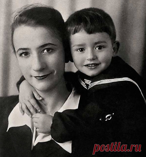 Каким был Александр Градский. Фоторепортаж. Певец и композитор Александр Градский скончался 28 ноября. В советское время он получил известность, выступая в группе «Скоморохи». Нынешнему поколению музыкант стал известен благодаря шоу «Голос». Каким был Градский — в фоторепортаже РБК.