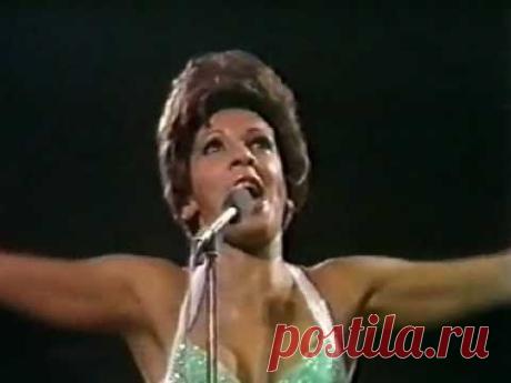 ▶ Shirley Bassey - Goldfinger (Live at Royal Albert Hall) - YouTube