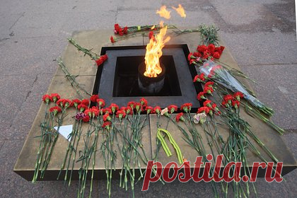 Четверых мужчин заподозрили в осквернении Вечного огня в российском регионе