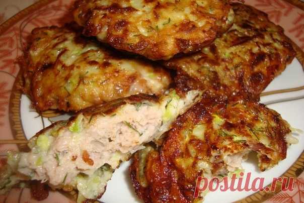 Вкуснее любых котлет! Сочнее голубцов. А готовится быстрее. Вся семья довольна. Подаю со сметаной
ИНГРЕДИЕНТЫ:

Кабачки 1 штука
Куриное филе 400 г
Лук 1 головка
Чеснок 3 зубчика
Пшеничная мука 3 столовые ложки
Яйцо куриное 1 штука
Укроп 1 пучок
Петрушка ½ пучка
Соль по вкусу
Перец черный молотый по вкусу
Сушеный базилик по вкусу

1. Большой кабачок натереть на крупную терку, посолить, «пожмякать», чтобы выделился сок.

2. Слить сок, добавить яйцо, лук (или не добавлять), 3...