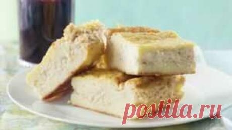 Разрешенные рецепты творожной запеканки для диабетиков Творог пониженной жирности является полезным продуктом питания при сахарном диабете всех типов. Для разнообразия рациона можно сделать творожные блюда с различными наполнителями. Овощные, фруктовые и ягодные запеканки насыщают организм витаминами и минералами. Способствуют улучшению самочувствия и здоровья. Как творог влияет на сахар в крови. Творог — это кисломолочный белковый продукт. Творожная масса получается в рез...