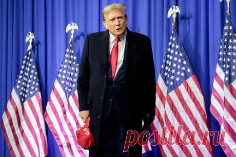 Трампу предрекли продажу своей обуви для оплаты штрафа. Бывшему президенту США Дональду Трампу необходимо продать миллион пар своей марки обуви для уплаты штрафа в Нью-Йорке, пишет Newsweek. Издание прокомментировало решение судьи Нью-Йорка Артура Энгорона о выплате Трампом штрафа в 355 миллионов долларов и запрете на ведение бизнеса в штате на три года.