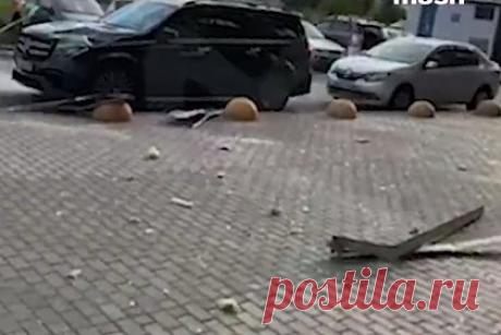 Последствия взрыва в элитном московском ЖК попали на видео. Очевидцы сняли на видео последствия взрыва в элитном московском ЖК «Лайнер». Кадры публикует Telegram-канал Mash. На видео попали обломки оконной рамы, выбитые взрывной волной и упавшие на пешеходную зону. Кроме того, видно, что упавшие обломки повредили припаркованные под окнами дома автомобили.