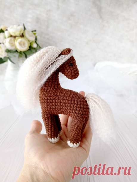 PDF Пони на ладони крючком. FREE crochet pattern; Аmigurumi toy patterns. Амигуруми схемы и описания на русском. Вязаные игрушки и поделки своими руками #amimore - лошадь из обычной пряжи, лошадка для куклы, конь.