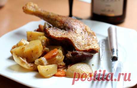 Утиные ножки, запеченные с овощами.
Отличный рецепт вкуснейших хрустящих утиных ножек, запеченных с картошкой, луком, фенхелем и морковью.