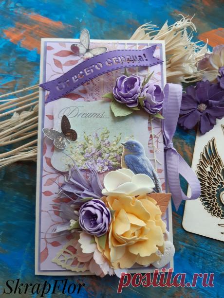 Размер 10 на 18 см. Украшена объемным декором. В открыточке есть место для пожелания и кармашек для денежного подарка)