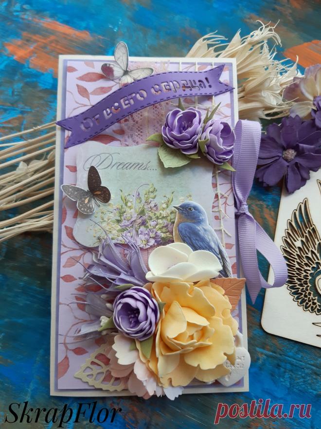 Размер 10 на 18 см. Украшена объемным декором. В открыточке есть место для пожелания и кармашек для денежного подарка)