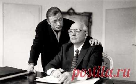 New special man Gorbachev. Образы Михаила Горбачева в кино и песнях. Горбачев еще в бытность генсеком и президентом СССР стал объектом массовой культуры. Его образ воплощали в фильмах, песнях и театральных постановках. Где именно можно было встретить «Михаила Горбачева» — в подборке РБК