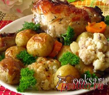 Запеченная курица с молодым картофелем и цветной капустой Вкусное, сытное, ароматное блюдо, отлично подойдет, как для обычного, так и для праздничного ужина или обеда. Окорочок куриный — 1,5 кг; Картофель (молодой, маленький) — 1,5 кг; Цветная капуста (средняя) — 1 шт; Чеснок (головка) — 1 шт; Морковь — 1 шт; Масло растительное — 2 ст.л.; Соль (по вкусу) ; Перец черный (молотый; по вкусу) ; Прованские травы (по вкусу ) ; Приправа для курицы (по вкусу, у меня бессолевая) ; Зелень (по вкусу ) ;