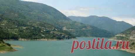 Արևմտյան Հայաստանի բնական հուշարձաններից

Ճորոխ գետ – Երկարությունը 438 կմ. է, ավազանը` 22.000 կմ.2: Սկիզբ է առնում Ճորոխի լեռնաշղթայի Չորմայրի լեռնագագաթի հյուսիս-արևմտյան լանջից, մոտ 3000 մետր բարձրությունից: Հոսում է Լազիստանի և Ճորոխի լեռնաշղթաների միջլեռնային տեկտոնական իջվածքով, կտրում Պոնտական լեռնաշղթան և Բաթում քաղաքի մոտ թափվում Սև ծովը: Գլխավոր վտակներն են Օլթին և Աջարիս Ծղալին: Օգտագործվում է ոռոգման և լաստառաքման համար: Ճորոխ գետի վտակ Թորթում գետի վրա է գտնվում Թորթումի ջրվեժը: