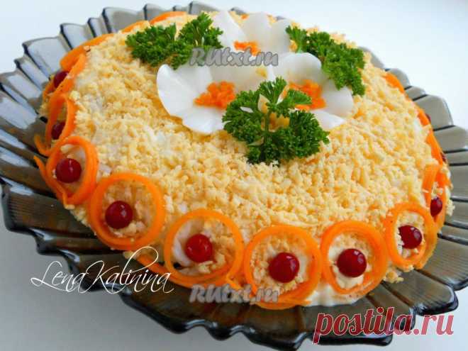 Салат "Бунито"

куриное филе - 250 г;
яйца отварные - 3-4 шт.;
морковь по-корейски - 125 г;
сыр твердый - 100 г;
майонез 30% жирности - по вкусу;
соль - по вкусу;
зелень - для украшения.