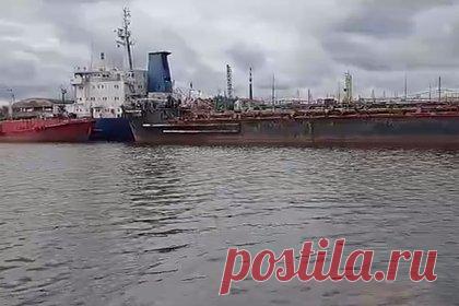 У берегов российского города появилось огромное нефтяное пятно. В Архангельской области на реке Северная Двина разлились нефтепродукты. В Росприроднадзоре сообщили, что периметр разлива составил 0,5 на 4 километра. Нефть разлилась при бункеровке судна «Касимов», принадлежащего «Бункерной компании». Прокуратура начала проверку из-за произошедшего.