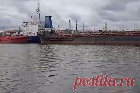 У берегов российского города появилось огромное нефтяное пятно. В Архангельской области на реке Северная Двина разлились нефтепродукты. В Росприроднадзоре сообщили, что периметр разлива составил 0,5 на 4 километра. Нефть разлилась при бункеровке судна «Касимов», принадлежащего «Бункерной компании». Прокуратура начала проверку из-за произошедшего.