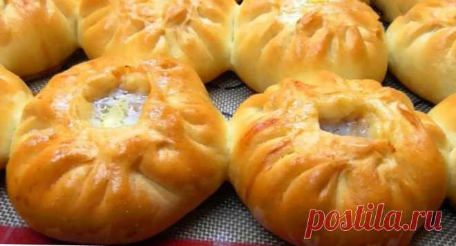 Беляши с мясом в духовке. Мягкие и сочные: на одном точно не остановишься Данное блюдо татарской кухни впервые стало поистине популярно вне родины во время правления Ивана Грозного. С тех пор беляши плотно вошли в обиход обычного русского человека. Мясные пироги готовятся повсеместно на улицах и в квартирах. В СССР это хлебобулочное изделие считалось добротной уличной едой, не приносящей вреда здоровью, насыщающей желудок. Сейчас покупать беляши на вокзалах […]