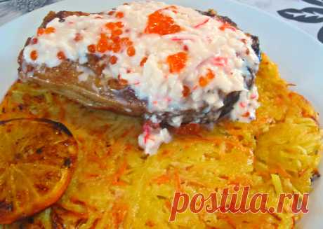 Толстолобик с крабовым соусом и чесноком На картофельном дранике.