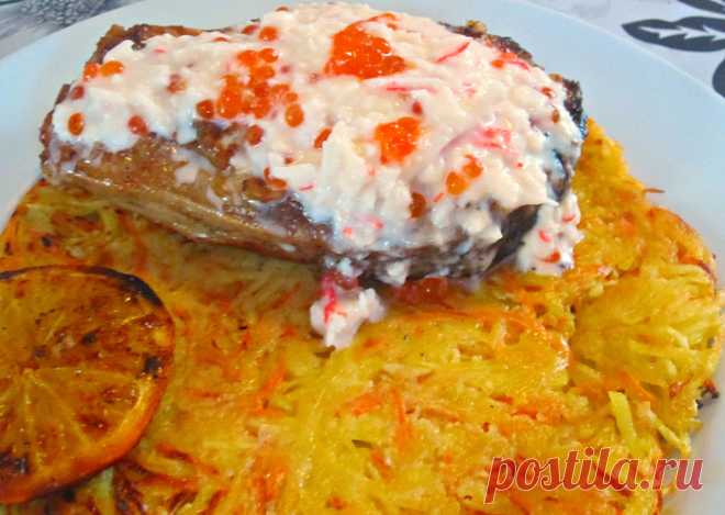 Толстолобик с крабовым соусом и чесноком На картофельном дранике.