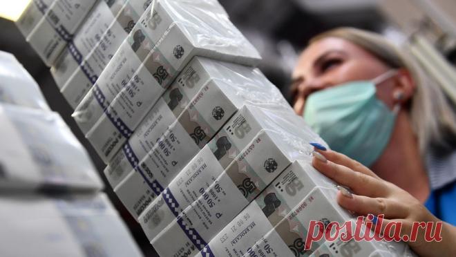 Экономисты объяснили, почему россияне не отказываются от бумажных денег. В ближайшем будущем россияне не откажутся от бумажных купюр, так как в человеческой психологии заложено желание иметь осязаемые ресурсы, которые можно потрогать руками, считает член экспертного совета Института фондового рынка и ...