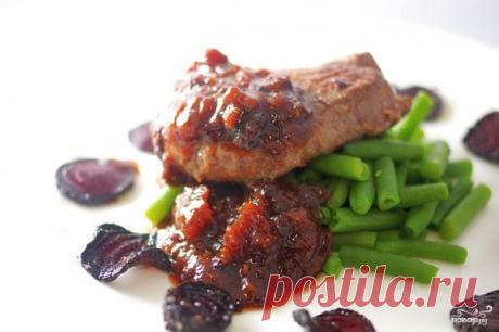 Соус из чернослива.   
Густой, ароматный, кисло-сладкий соус! Отлично сочетается с любым мясом, птицей, рисом, рыбой. Думаю, если вы любите чернослив так, как люблю его я, то можно сочетать его с тем, что душа пожелает:)) Опять же, соус нежирный, готовится моментально. По такому же рецепту готовлю соус из кураги.

Ингредиенты

Состав (примерно на 200 мл соуса)
основные компоненты (база)
Чернослив б/к кисло-сладких сортов - 150 грамм
Чеснок - 2 средних дольки
Соль - 1/4 чай...