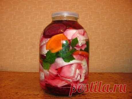 Капуста, маринованная с овощами за сутки. Маринованные кабачки с капустой на зиму: простой рецепт с фото Рецепт маринованной капусты с овощами которую можно приготовить за сутки, будет представлен ниже. Для этого понадобится: • капуста белокочанная – 1 кг; • морковь – 1 шт.; • помидоры – 1⁄2 кг; • сладкий перец – 3 шт.; • лук репчатый – 2 шт.; • чеснок – 5 зубчиков; • уксус столовый 9% – 4 ст. л.; • масло растительное – 150 мл; • сахар – 5 ст.л.; • соль – 1 ст. л. с горкой; • вода – 1,5 л; • п…