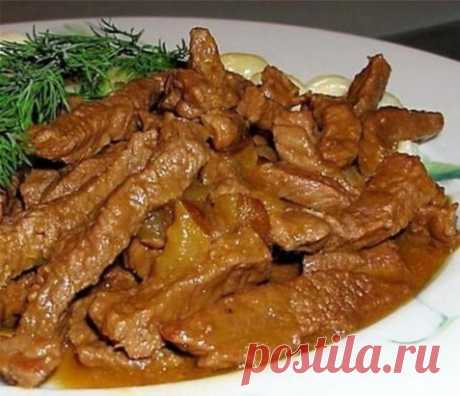 БЕФСТРОГАНОВ В МУЛЬТИВАРКЕ! 
ИНГРЕДИЕНТЫ: 
600 грамм мяса, нарезанного длинными тонкими кусочками 
Одна готовка репчатого лука 
Две ложки томатной пасты 
Три ложки сметаны 
Одна ложка муки 
Соль 
Лавровый лист 
Перец черный