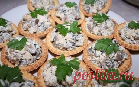 10 вкуснейших начинок для тарталеток

1.Творожный сыр с зеленью
На 100 г творожного сыра (Фета, Альметте) – 1 зубочек чеснока (через чеснокодавку), половина стакана измельченного укропа. Разминаем до однородной массы, выкладываем в тарталетки, украшаем кусочками болгарского перца (лучше разных цветов)

2. Яичный паштет
Если остались желтки (лодочки отварных яиц вы использовали по-другому), разминаем их вилкой, на 5 желтков – чайная ложка горчицы, 2 столовые ложки любой руб...