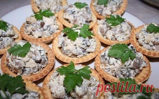 10 вкуснейших начинок для тарталеток

1.Творожный сыр с зеленью
На 100 г творожного сыра (Фета, Альметте) – 1 зубочек чеснока (через чеснокодавку), половина стакана измельченного укропа. Разминаем до однородной массы, выкладываем в тарталетки, украшаем кусочками болгарского перца (лучше разных цветов)

2. Яичный паштет
Если остались желтки (лодочки отварных яиц вы использовали по-другому), разминаем их вилкой, на 5 желтков – чайная ложка горчицы, 2 столовые ложки любой руб...