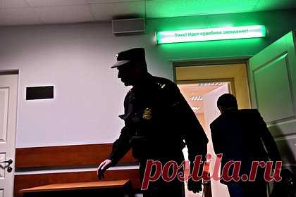 Российскому подростку огласили приговор за подготовку теракта в школе. В Белгородской области суд приговорил к шести годам и шести месяцам воспитательной колонии 15-летнего местного жителя за подготовку к теракту в школе. Для этого он искал деньги и оружие, а также пытался вовлечь в преступление своих одноклассников. О планах школьника стало известно учителю.
