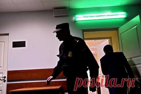 Российскому подростку огласили приговор за подготовку теракта в школе. В Белгородской области суд приговорил к шести годам и шести месяцам воспитательной колонии 15-летнего местного жителя за подготовку к теракту в школе. Для этого он искал деньги и оружие, а также пытался вовлечь в преступление своих одноклассников. О планах школьника стало известно учителю.