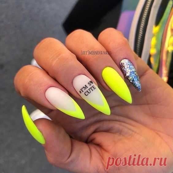 Трендовый желтый маникюр с надписью и глиттером